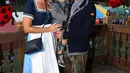 Pesepakbola tim Bayern Munchen, Philipp Lahm berpose bersama istrinya, Claudia serta anaknya saat menghadiri Festival Oktoberfest di Munich, Jerman, Rabu (30/9/2015). (REUTERS/Alexander Hassenstein/Pool)