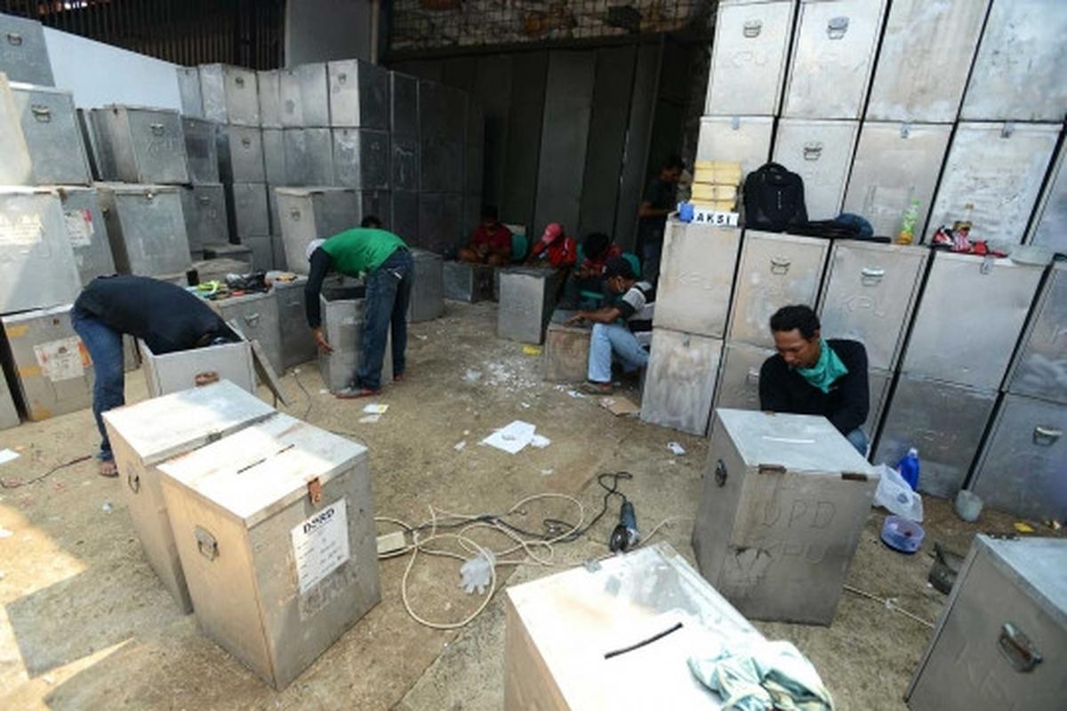 Persiapan Pilkada serentak, KPUD Tangerang perbaiki kotak suara