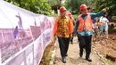 Menpora Imam Nahrawi (kiri) bersama Wakil Ketua DPR Fahri Hamzah berjalan usai meninjau pembangunan gedung olimpic centre di kawasan Cibubur, Jakarta, Rabu (2/11). (Liputan6.com/Helmi Fithriansyah)