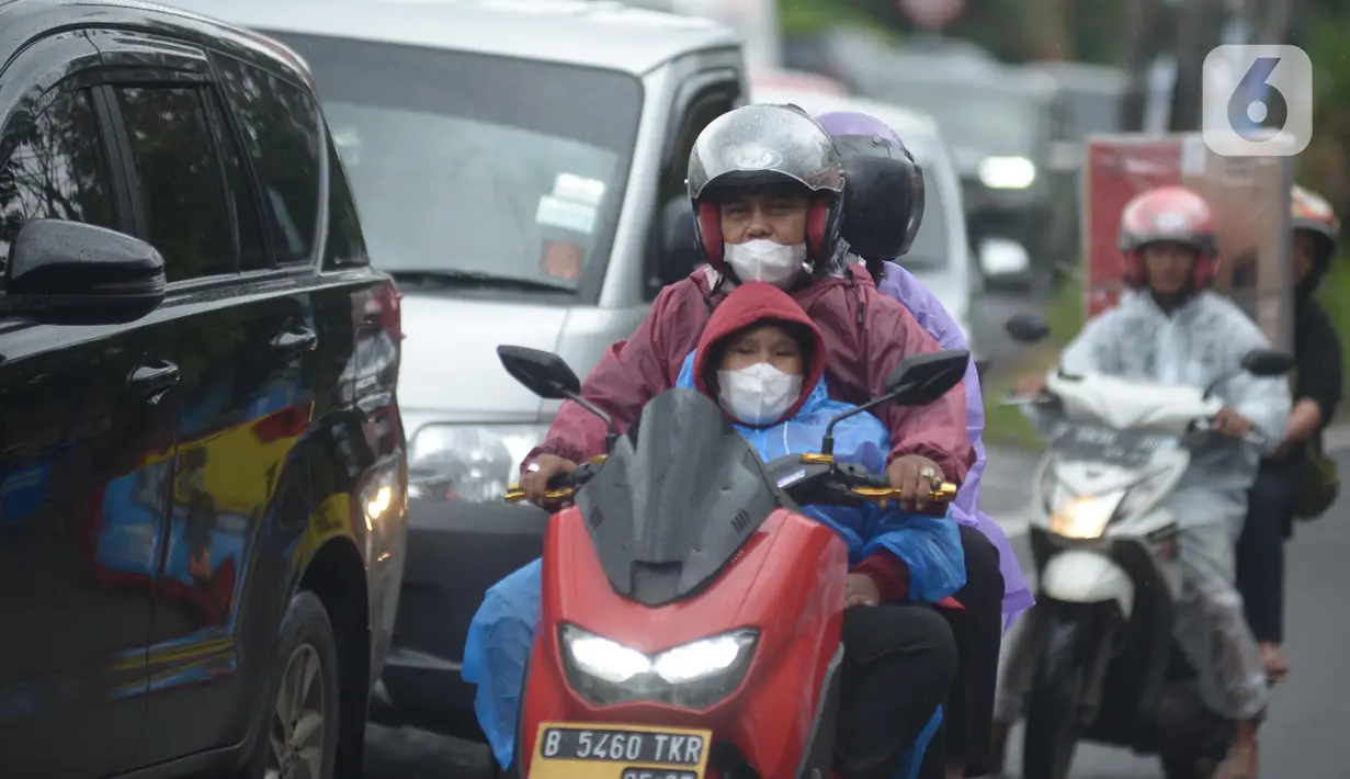 Pengendara sepeda motor melintas di kawasan Jalan Raya Puncak, Bogor, Jawa Barat, Kamis (29/12/2022). Ditutupnya jalur tersebut dilakukan untuk mengantisipasi peningkatan volume kendaraan dari arah Jakarta menuju Puncak. (merdeka.com/Imam Buhori)
