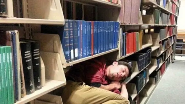 6 Potret Orang Tidur di Sembarang Tempat Ini Bikin Tepuk Jidat