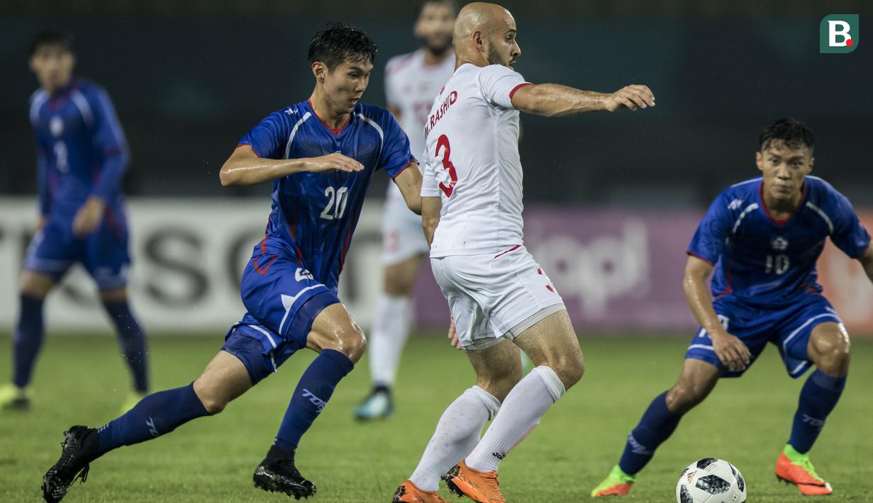 Gelandang Palestina, Mohammes Rashid, berusaha melewati kepungan pemain Taiwan pada laga Grup A Asian Games di Stadion Patriot, Jawa Barat, Jumat (10/8/2018). Kedua negara bermain imbang 0-0. (Bola.com/Vitalis Yogi Trisna)