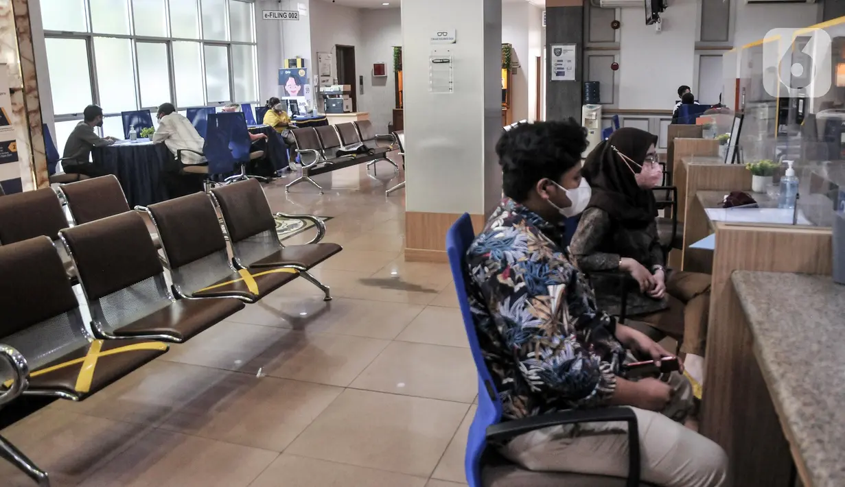 Warga mengurus layanan perpajakan di Kantor KPP Pratama Jakarta Jatinegara, Matraman, Jakarta Timur, Kamis (21/7/2022). Lewat penerapan Nomor Induk Kependudukan (NIK) sebagai Nomor Pokok Wajib Pajak (NPWP) maka masyarakat kini cukup hanya dengan mengingat NIK. (merdeka.com/Iqbal S. Nugroho)