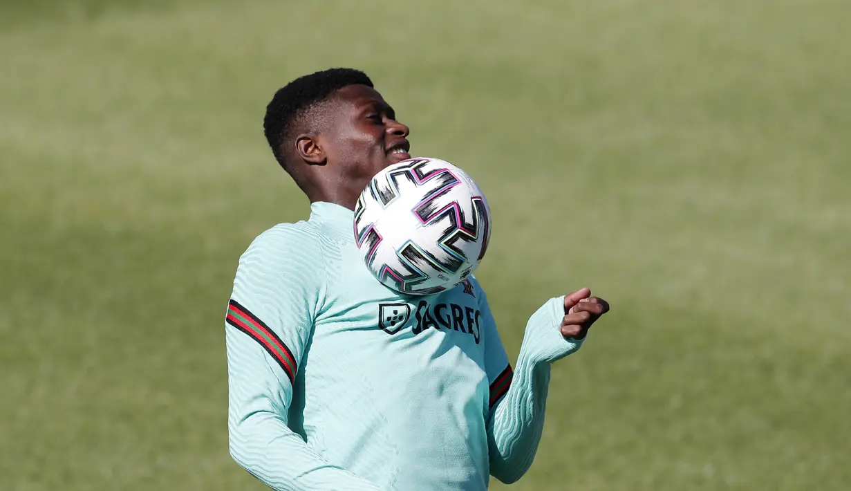 Bek Portugal, Nuno Mendes mengontrol bola saat mengikuti sesi latihan tim di Oeiras, luar Lisbon, Kamis (3/6/2021). Terakhir kali Portugal dan Spanyol bertemu terjadi pada Oktober 2020 lalu dengan skor 0-0. (AP Photo/Armando Franca)