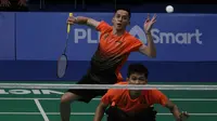 Ganda putra Indonesia, Fajar Rian / Muhammad Rian, mengembalikan kok saat melawan Aaron Chia / Soh Wooi Yik pada final beregu SEA Games 2019 di Multinlupa Sport Center, Rabu (4/12). Fajar / Rian kalah 17-21 dan 13-21. (Bola.com/M Iqbal Ichsan)