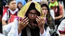 Guru honorer Kategori 2 beristigosah saat menggelar aksi di depan gedung MPR/DPR, Jakarta, Senin (23/7). Aksi ini digelar di tengah pejabat sedang melakukan rapat gabungan lanjutan bersama lintas kementerian. (Liputan6.com/JohanTallo)