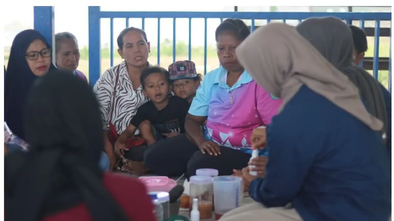 Tim Ekspedisi Patriot (TEP) Kementerian Transmigrasi bersama Universitas Indonesia melatih warga kawasan transmigrasi Werianggi-Werabur, Papua Barat, mengolah biji pala menjadi pembersih tangan (hand sanitizer).
