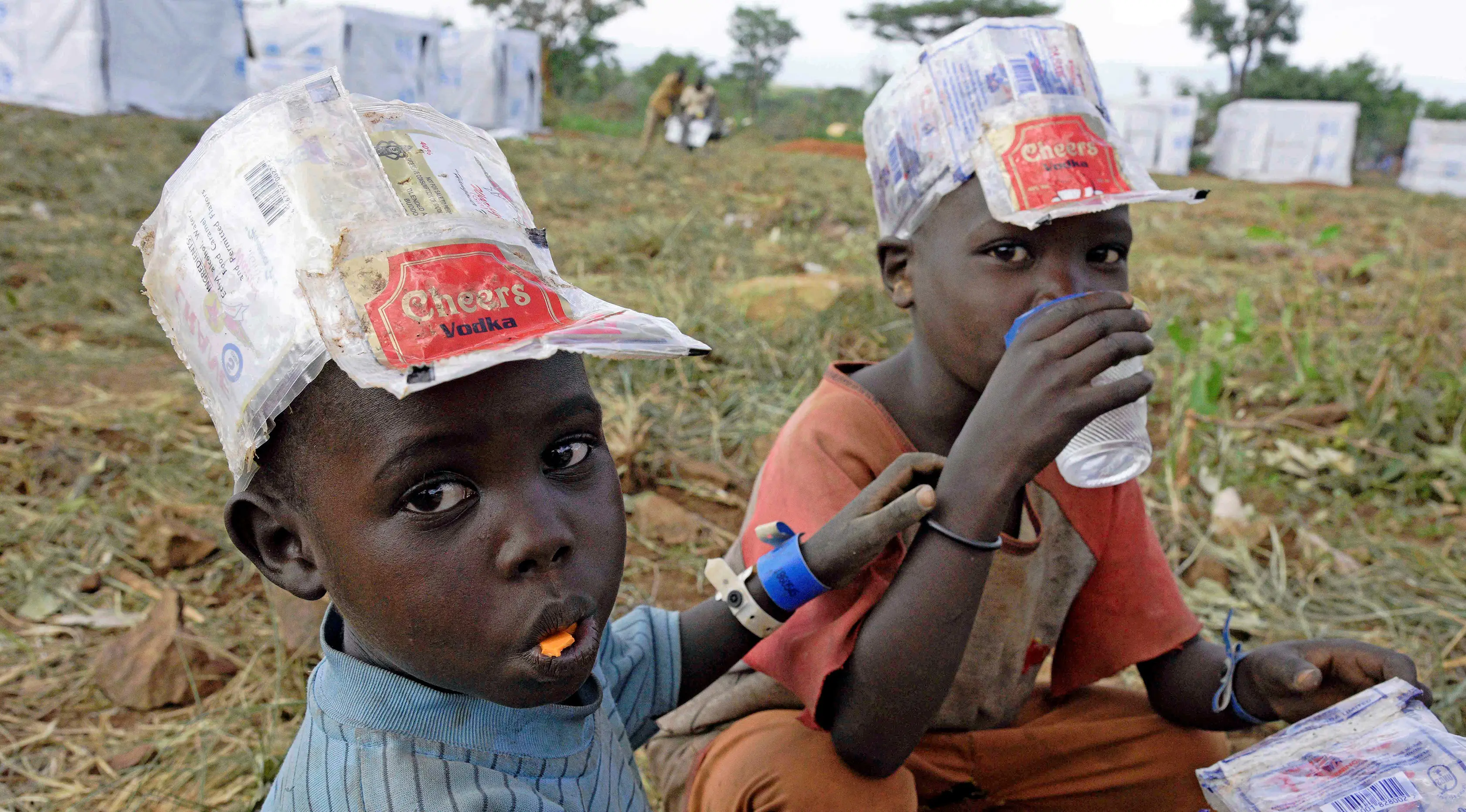 Pengungsi anak-anak baru tiba dari Sudan Selatan di Pos Perbatasan Ngomoromo, Uganda, Senin (10/4). Pertempuran antara pemerintah Sudan Selatan dan pemberontak telah menewaskan sekitar 10 ribu penduduk. (AFP PHOTO / ISAAC KASAMANI)