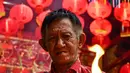 Ibadah Imlek di Kelenteng Hong San Koo Tee dilakukan dalam dua sesi, yakni pada Selasa (28/1) malam dan Rabu (29/1/2025). (JUNI KRISWANTO/AFP)