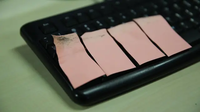Berbekal selembar kertas, keyboard komputer anda akan selalu bersih dan bebas dari debu.