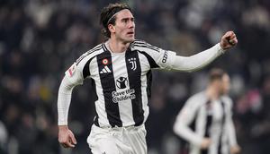 Striker Juventus, Dusan Vlahovic, mencetak satu gol saat timnya menang 4-0 atas Cagliari pada laga 16 besar Coppa Italia di Allianz Stadium, Rabu (18/12/2024) dini hari WIB. (Fabio Ferrari/LaPresse via AP)