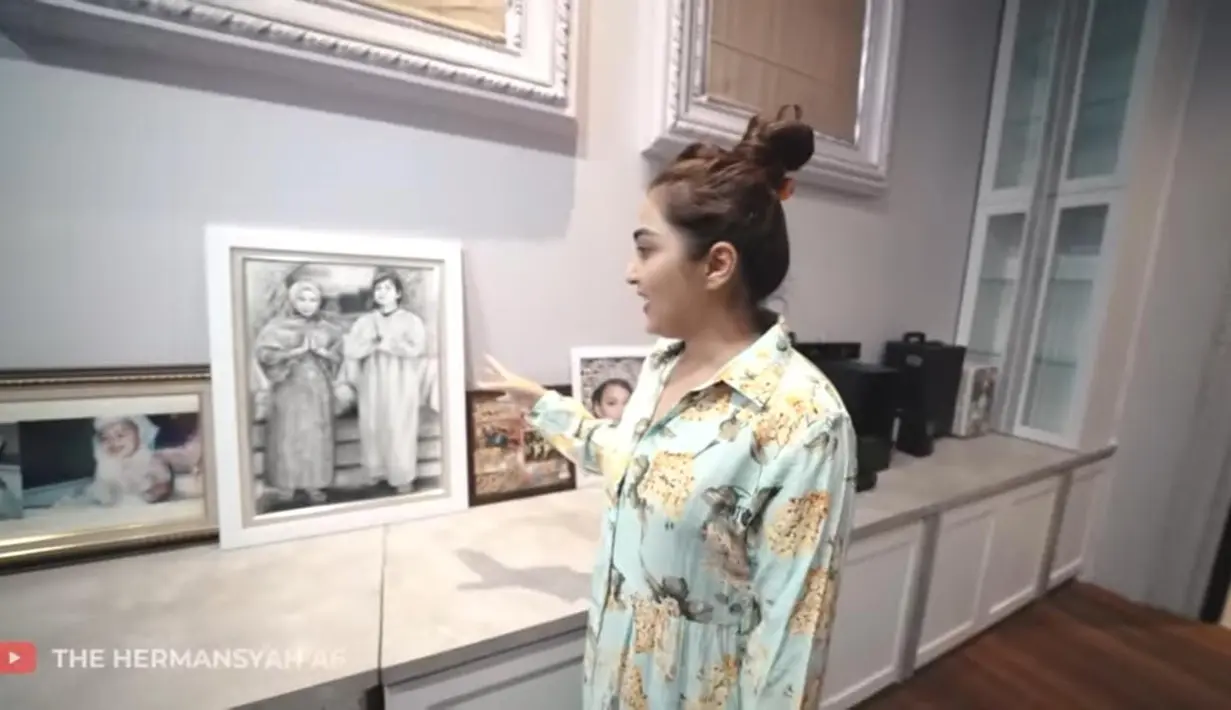 Di kamar Aurel, terlihat beberapa foto kecil dan foto nikah bersama Atta Hermansyah [YouTube/The Hermansyah A6]