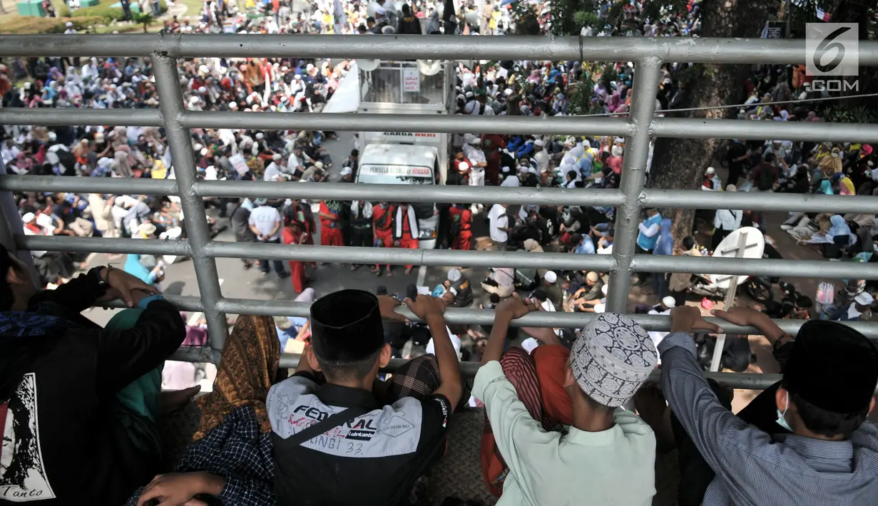 Massa saat menggelar aksi di sekitar Patung Kuda, Monas, Jakarta, Rabu (26/6/2019). Ratusan massa terus memadati aksi tersebut untuk menuntut hakim MK agar adil dalam memutuskan hasil sidang sengketa Pilpres 2019. Dalam aksinya massa menggelar salat berjemaah. (merdeka.com/Iqbal S. Nugroho)