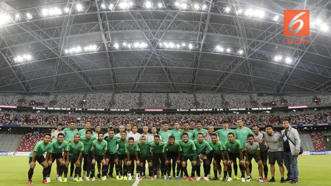 Timnas Indonesia foto bersama setelah berlatih di Stadion Nasional Singapura, Kamis (8/11/2018), menjelang laga perdana di Piala AFF 2018. (Bola.com/Muhammad Iqbal Ichsan)