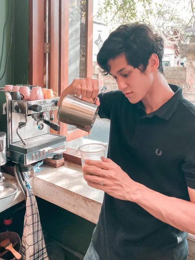 7 Gaya Antonio Blanco Jr Saat Jadi Barista Ini Curi Perhatian