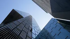 Pemanjat asal Prancis Alain Robert, saat memanjat Melia Barcelona Sky Hotel di Spanyol, Senin (12/6). Pria yang dijuluki Spiderman Prancis itu memamerkan aksi terbarunya memanjat gedung setinggi 116 meter tanpa pengaman. (AP Photo/Manu Fernandez)