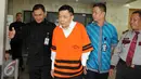 Petugas mengawal tersangka Hengky Wijaya usai menjalani pemeriksaan di gedung KPK, Jakarta, Jum'at (31/7/2015). Hengky diperiksa sebagai saksi atas tersangka mantan Wali Kota Makassar Ilham Arief Sirajuddin. (Liputan6.com/Helmi Afandi)