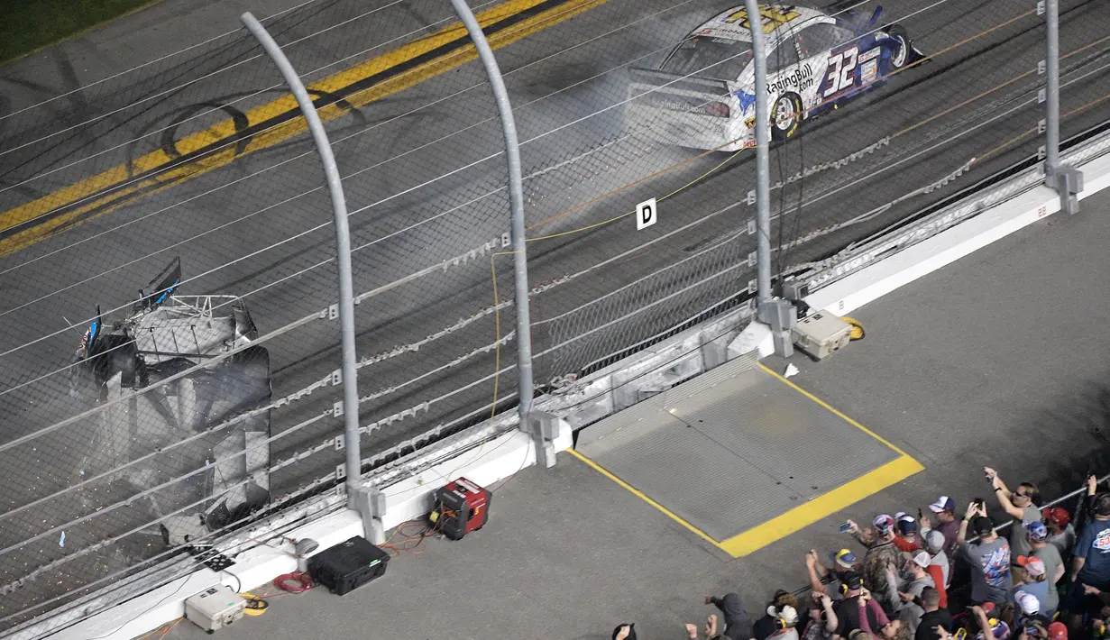Mobil yang dikendarai Ryan Newman (6) terbalik saat terlibat kecelakaan dalam NASCAR Daytona 500 di Daytona International Speedway, Daytona Beach, Florida, Amerika Serikat, Senin (17/2/2020). Belum diketahui kondisi pembalap berusia 42 tahun tersebut. (AP Photo/Phelan M. Ebenhack)