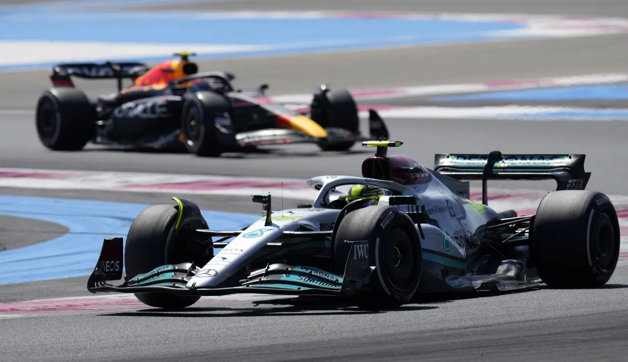 Juara dunia bertahan ini diikuti oleh duet pembalap Mercedes AMG Petronas, Lewis Hamilton, di posisi kedua, dan George Russell di posisi ketiga. (AP/Manu Fernandez)