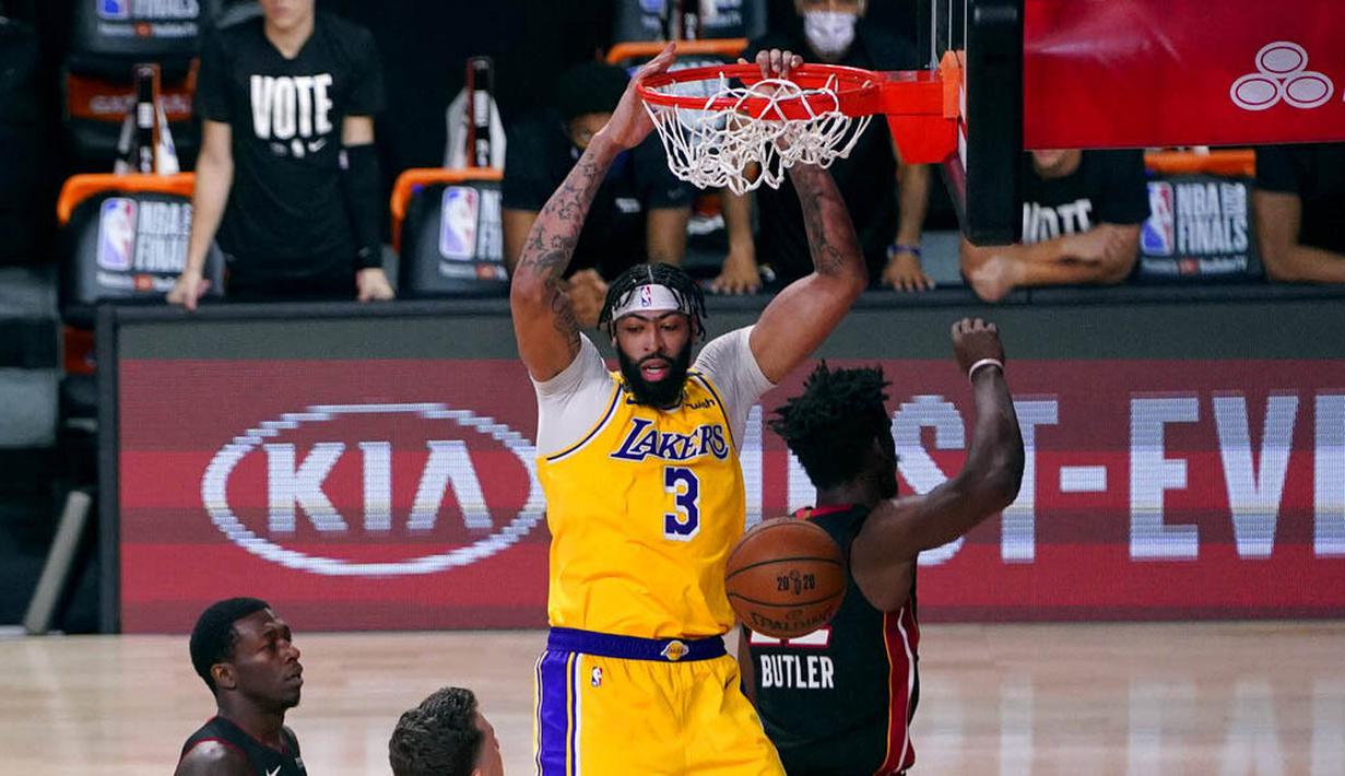 Pebasket Los Angeles Lakers, LeBron James, berusaha melewati pebasket Miami Heat pada gim pertama final NBA di Lake Buena Vista, Kamis (1/10/2020). Lakers menang dengan skor 116-98. (AP Photo/Mark J. Terrill)