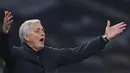 Pelatih Tottenham Hotspur, Jose Mourinho menginstruksikan pemainnya saat bertanding melawan Arsenal pada pertandingan lanjutan Liga Inggris di Tottenham Hotspur Stadium di London, Inggris , Minggu (7/12/2020). Tottenham menang 2-0. (Paul Childs/Pool via AP)