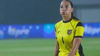 Kiper Timnas Indonesia Putri, Iris de Rouw saat menghadapi Kirgistan dalam laga Kualifikasi Piala Asia Putri 2026 di Indomilk Arena, Tangerang, Minggu (29/6/2025). (Bola.com/Muhammad Iqbal Ichsan)