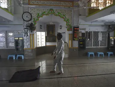 Seorang anak laki-laki membersihkan masjid menjelang Ramadan di Karachi, Pakistan pada Sabtu (10/4/2021). Kegiatan membersihkan masjid tersebut  untuk menyambut datangnya bulan suci Ramadan 1442 H. (Rizwan TABASSUM / AFP)