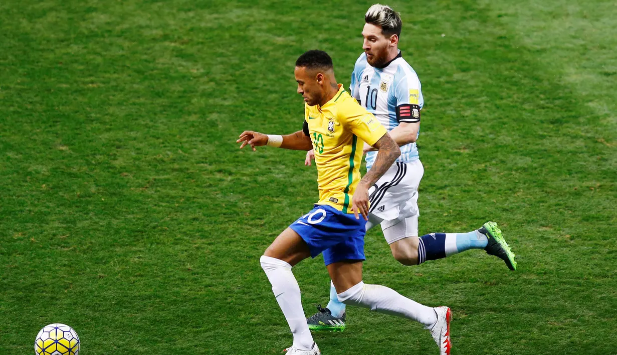 Penyerang Brasil, Neymar berebut bola dengan pemain Argentina, Messi dalam pertandingan Kualifikasi Piala Dunia 2018 di stadion Mineirao, Belo Horizonte, Brasil (10/11). Messi dan timnya harus menelan kekalahan 3-0 atas Brasil. (Reuters/Ricardo Moraes)