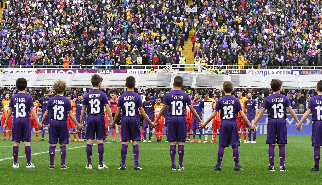 Sejumlah anak-anak mengenakan seragam Fiorentina dengan nama punggung Astori dan bernomor 13 jelang pertandingan Fiorentina vs Benevento di stadion Artemio Franchi di Florence (11/3). (AFP Photo/Claudio Giovannini)