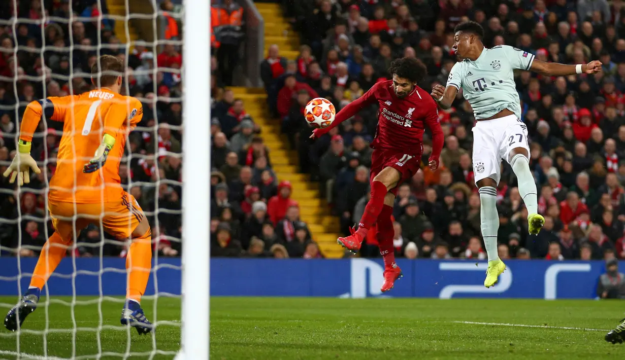 Penyerang Liverpool Mohamed Salah (tengah) gagal mencetak gol sundulan ke gawang Bayern Munchen pada leg pertama babak 16 besar Liga Champions di Anfield, Liverpool, Inggris, Selasa (19/2). Pertandingan berakhir 0-0. (AP Photo/Dave Thompson)