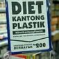 Papan bertuliskan 'Diet Kantong Plastik' di salah satu mini market di Pasar Baru, Jakarta, Senin (22/2). Peraturan ini serentak di 17 kota Indonesia dengan pembayaran Rp200 per kantong plastik. (Liputan6.com/Gempur M Surya)