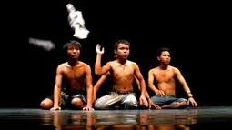 Sejumlah artis memainkan perannya, saat pementasan teater 'Maha Ibu' di Taman Budaya Jatim, Surabaya, Rabu (4/4). Pementasan teater yang dimainkan oleh Teater Rumah Hati, beranggotakan oleh bekas tahanan anak Jombang dan Blitar tersebut, bercerita tentang cerita hidup empat tahanan anak yang telah bebas dan merindukan ibu mereka. (Antara)