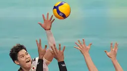 Pevoli Jepang, Nishida, melihat bola saat melawan Iran pada laga Volleyball Nations League 2022 di Brasil, Minggu (12/6/2022). (AP/Eraldo Peres)