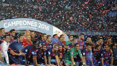 Pemain dan Official FC Barcelona  berfoto bersama saat merayakan kemenangan meraih trofi Super Cup Spanyol saat megalahkan Sevilla dengan Aggregat 5-0 di Stadion Camp Nou, Barcelona (18/8/2016). (AP/Manu Fernandez)