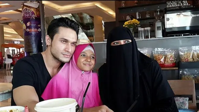 Indra L Bruggman bersama wanita bercadar dan seorang anak