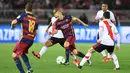 Kapten Barcelona, Andres Iniesta, menggiring bola melewati pemain River Plate pada final Piala Dunia Antarklub 2015 di Internationa Stadium Yokohama. (AFP/Toshifumi Kitamura)