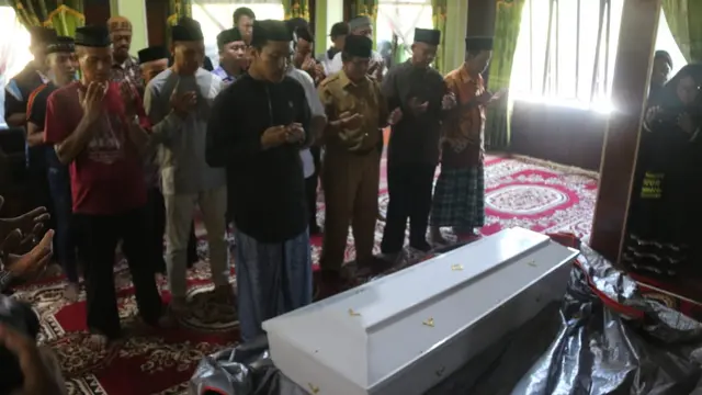 Jenazah Brigpol Anumerta Hedar tiba di Bandara Internasional Sultan Hasanuddin, Makassar, Selasa (13/8/2019) sekitar pukul 15.00 Wita. (Foto: dok Divisi Humas Polri)