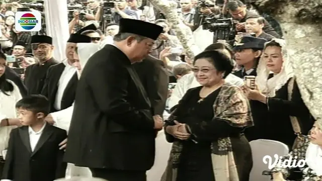 Momen hangat terjadi saat pemakaman Ani Yudhoyono. Lama tak berjumpa, Megawati yang hadir di pemakaman, tampak tersenyum saat bersalaman dengan SBY.
