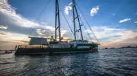 Kapal Rainbow Warrior Greenpeace dengan pemandangan matahari terbenang di Sorong, Papua. (16/3). Kapal ini akan mengarungi Nusantara dan berhenti di Bali dan Jakarta dalam misi kampanye Indonesia hijau. (Jurnasyanto Sukarno/ Greenpeace)