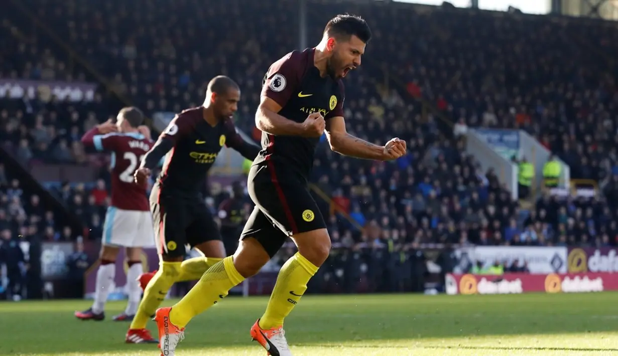 Ekspresi pemain Manchester City, Sergio Aguero, setelah mencetak gol pertama ke gawang Burnley dalam laga Premier League di Stadion Turf Moor, Sabtu (26/11/2016). Aguero sumbang 2 gol City. (Action Images via Reuters/Carl Recine)