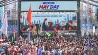 Presiden Prabowo Subianto hadir langsung dalam peringatan Hari Buruh Internasional atau May Day 2026 yang dipusatkan di kawasan Monumen Nasional (Monas), Jakarta, Jumat (1/5/2026). Tampak dalam foto, suasana peringatan Hari Buruh Internasional atau May Day 2026 di kawasan Monumen Nasional (Monas), Jakarta, Jumat (1/5/2026). (merdeka.com/Arie Basuki)