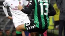 Bek AC Milan, Davide Calabria berusaha mengumpan bola dari kawalan Federico Peluso saat bertanding pada lanjutan Liga Serie A Italia di Stadion Mapei. Reggio Emilia (5/11). Milan menang 2-0 atas Sassuolo. (Elisabetta Baracchi / ANSA via AP)