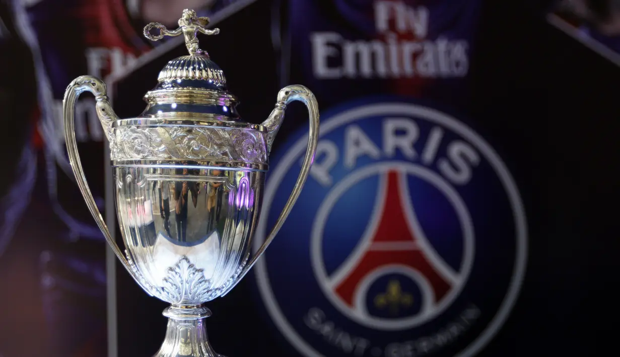 Replika trofi yang pernah diraih PSG dipamerkan saat acara nonton bareng di Lippo Mall Kemang, Jakarta, Sabtu (9/2). Pada nobar itu PSG menang 1-0 atas Bordeaux. (Bola.com/Yoppy Renato)