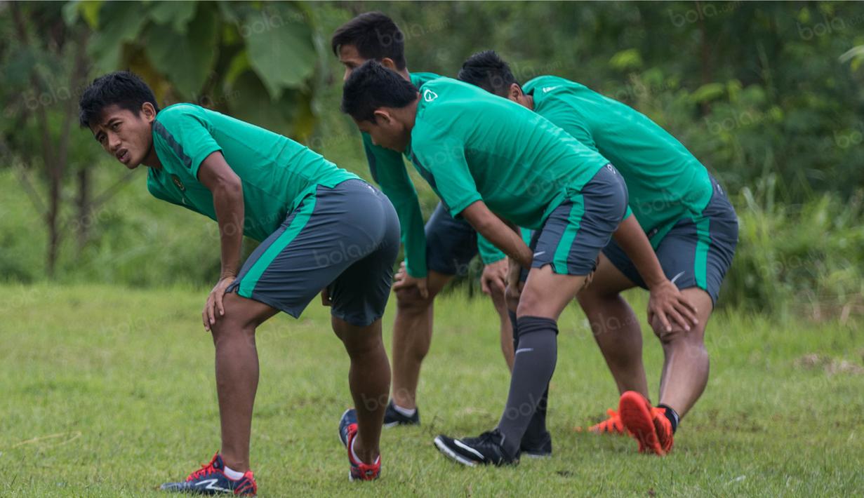 Penyerang Timnas Indonesia, Bayu Gatra, berlatih di halaman Hotel Lor In, Jawa Barat, Sabtu (3/12/2016). Para pemain tampak santai menghadapi laga semifinal Piala AFF 2016. (Bola.com/Vitalis Yogi Trisna)