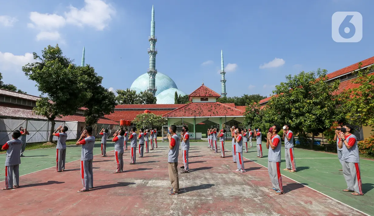 Anak binaan melakukan peregangan otot atau stretching di lapangan Lembaga Pembinaan Khusus Anak (LPKA) Klas 1 Tangerang, Banten, Sabtu (30/5/2020). Stretching yang diikuti 56 anak binaan setiap pagi dapat meningkatkan sistem kekebalan tubuh selama masa pandemi Covid-19. (Liputan6.com/Fery Pradolo)