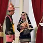 Presiden Jokowi dan Ibu Iriana menggunakan busana adat Aceh sesaat sebelum Upacara 17 Agustus. (Liputan6.com/Loop/BiroSetpres)