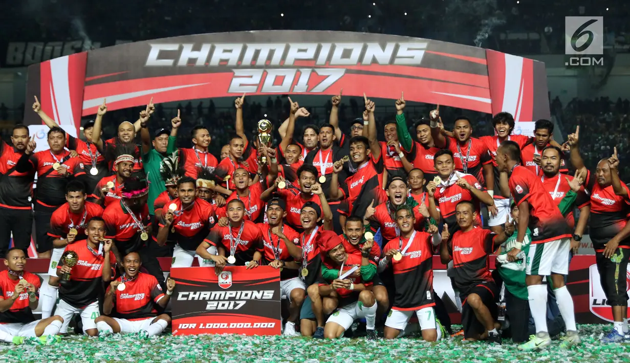 Pemain Persebaya mengangkat piala usai menumbangkan PSMS Medan di Final Liga 2 Indonesia di Stadion GBLA, Bandung, Selasa (28/11). Persebaya unggul 3-2 atas PSMS Medan. (Liputan6.com/Helmi Fithriansyah)