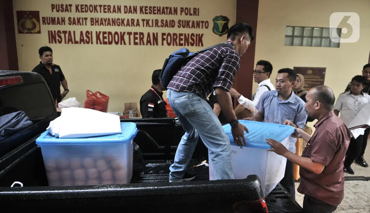 Petugas mengangkut barang bukti dalam rilis pengungkapan sindikat narkoba jaringan internasional di Rumah Sakit Polri, Jakarta, Senin (2/12/2019). Direktorat Tindak Pidana Narkoba Bareskrim Polri mengamankan barang bukti berupa sabu seberat 158 kilogram. (merdeka.com/Iqbal  Nugroho)