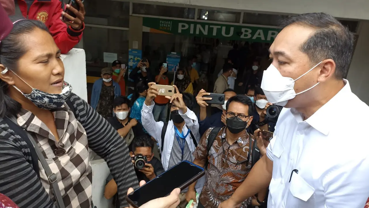 Menteri Perdagangan Muhammad Lutfi memantau kesediaan pasokan bahan pokok dan minyak goreng di Pasar Senen, Jakarta Pusat, Kamis (17/3/2022).