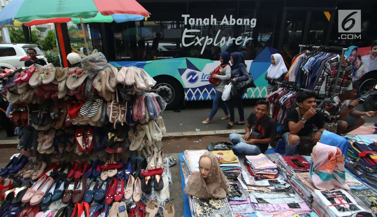 Sejumlah pedagang kaki lima berjualan diatas trotoar di Jalan Kebon Jati, Tanah abang, Sabtu (23/12). Banyaknya PKL yang berjualan di trotoar membuat sulit para pejalan kaki yang melintas. (Liputan6.com/Angga Yuniar)
